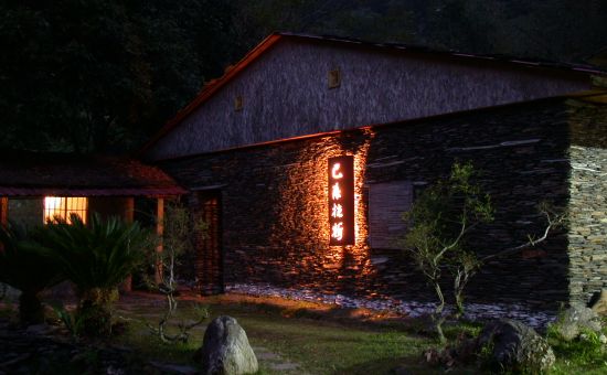 巴庫拉斯用發電機發電，十點熄燈。等電纜拉來後就不用那麼刻苦了。