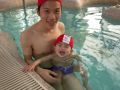 賢賢十個月，我們帶他去學游泳，一下水就很興奮喔。