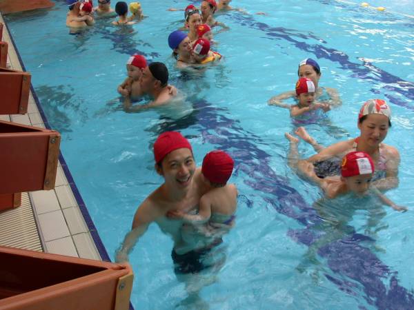 鷹萬游泳學校有許多小小孩來這裡學游泳