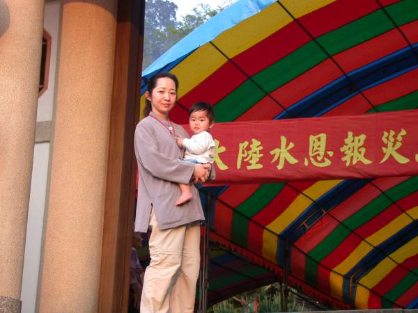 賢賢和媽媽在山門前合照。