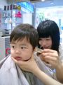 賢賢第一次剪頭髮，還是胎毛喔。2006-5-7