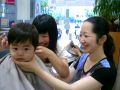 這位設計師的小孩才六個月，所以修剪小孩頭髮的工夫不錯。2006-5-7