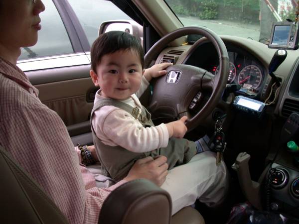 這小子喜歡坐駕駛座。2006.04.02