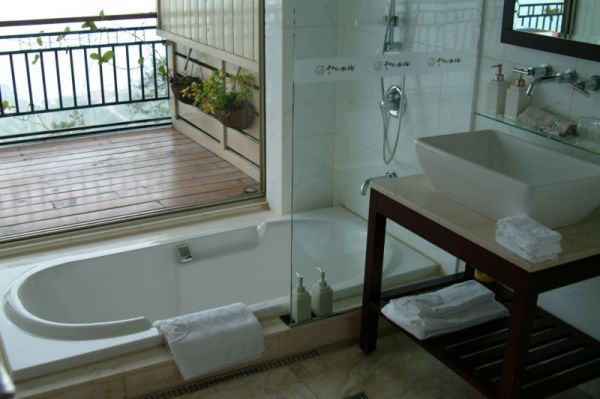雲的故鄉房間裡的浴室，邊泡澡還可以邊看風景咧