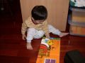 賢賢喜歡看書。20060929