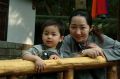 媽媽和賢賢在天壇餵魚。2007-02-18