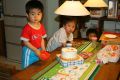 三個小孩一起過生日，搶蛋糕喔。20070612
