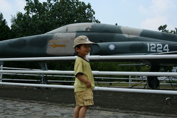 航空館外面的戰鬥機。20070623