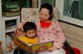 媽媽和賢賢在窗邊看書。2007.11.04