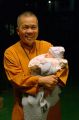 師公抱著文賢，很歡喜喔。2007.12.23, 仙佛寺。
