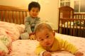 明賢和文賢在床上滾來滾去。2008.04.04