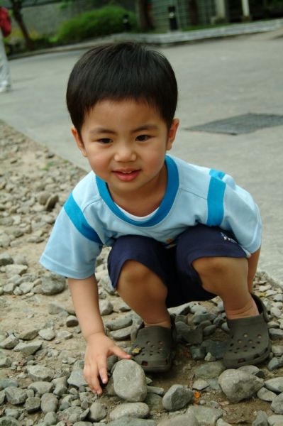 小孩子就是愛玩石頭。2008.05.04