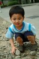 小孩子就是愛玩石頭。2008.05.04