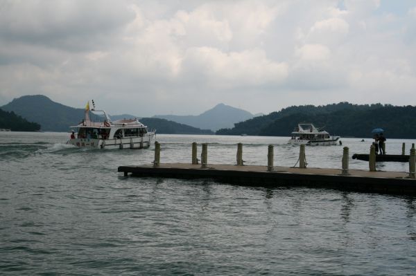 日月潭的遊艇一艘艘帶著觀光客去遊湖，目前阿六仔還不算多。2008.07.12