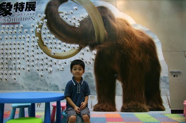 長毛象的展覽不可以拍照，所以只好跟劇照合照。2008.09.24