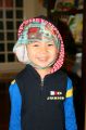 天氣冷，酷酷掃，用頭巾來圍一下脖子，但是這小子反而喜歡這樣子包著頭。2008-11-11
